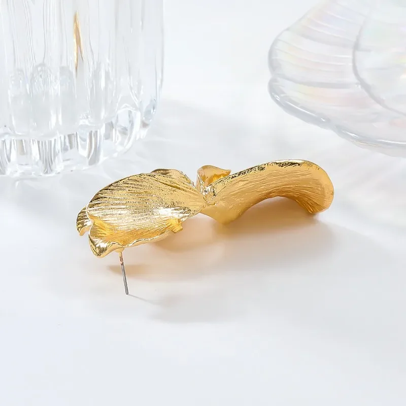 Женские металлические серьги-гвоздики в виде цветов