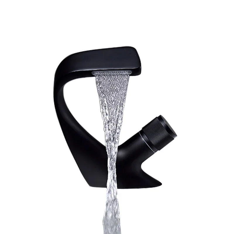 Смесители для раковины Черный хром Смеситель с водопадом ванной комнаты Горячая