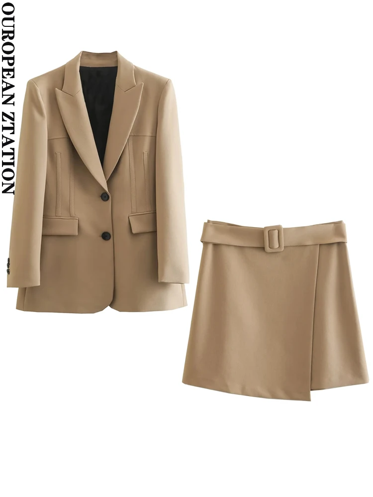 

Женский костюм-двойка из блейзера с поясом и короткой юбки с высокой талией