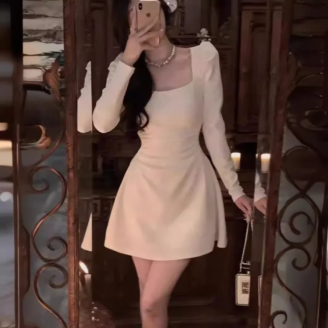 Женское платье в французском стиле с квадратным вырезом