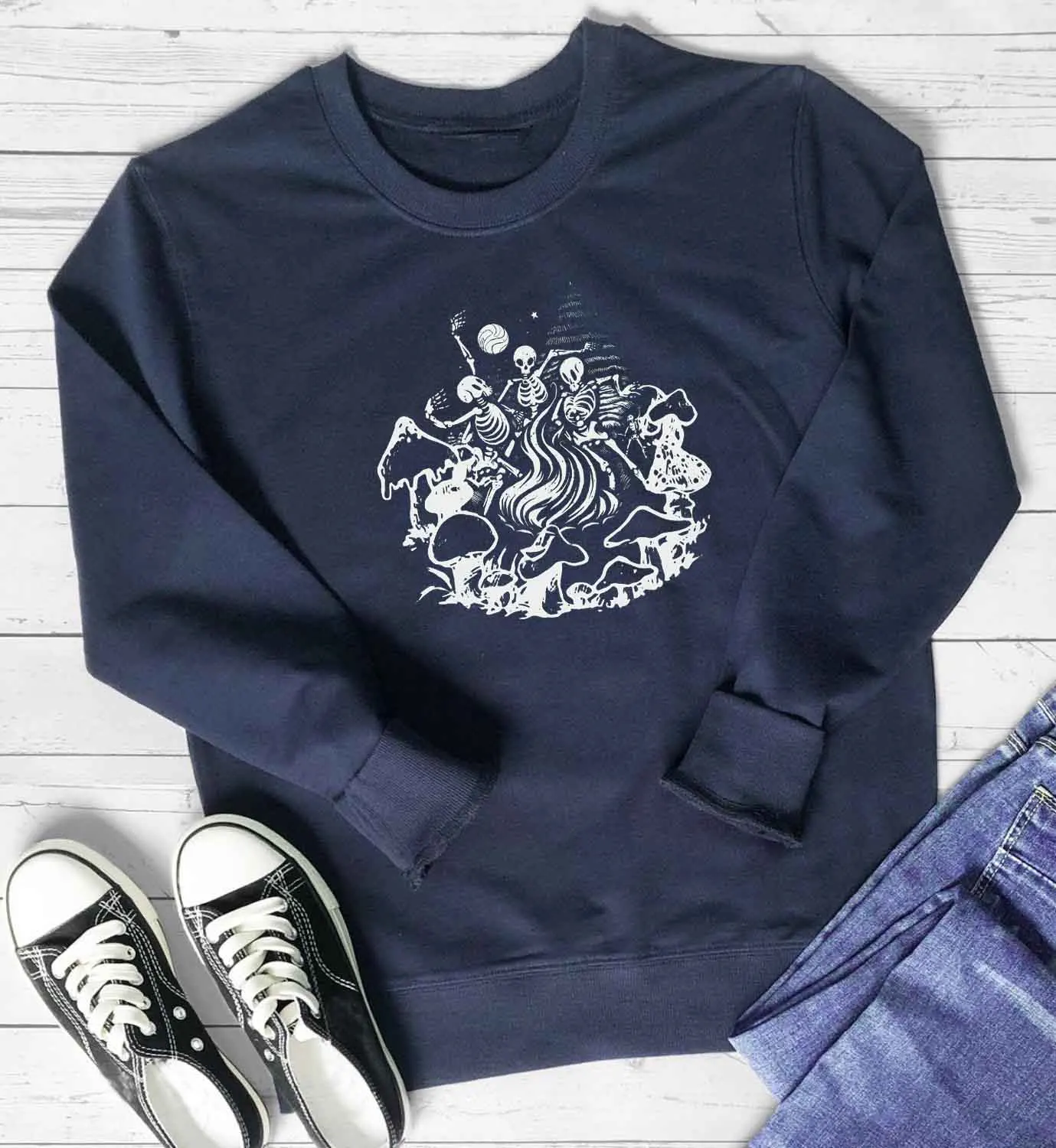 

Свитшот в готическом стиле с изображением танцующего скелета гриба и черепа