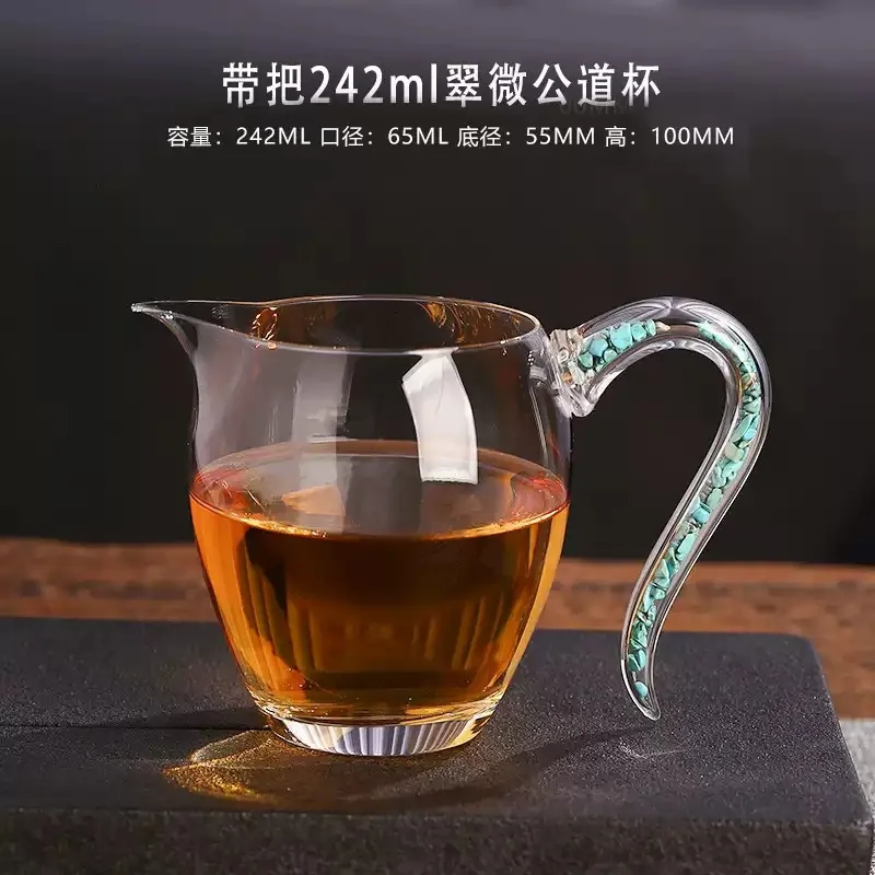 

Прозрачная стеклянная чашка для чая