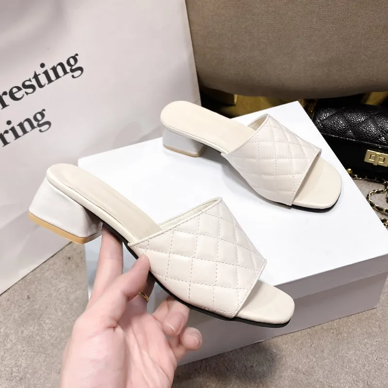 

Женские шлепанцы на высоком каблуке, простые и удобные шлепанцы из кожи в клетку и в полоску, с квадратным носком, лето 2023