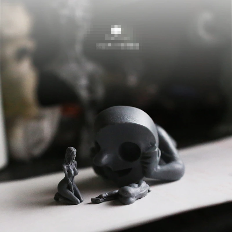 

40mm Miniatures Scale Resin Model women peeped by strange things Unassembled and Unpainted