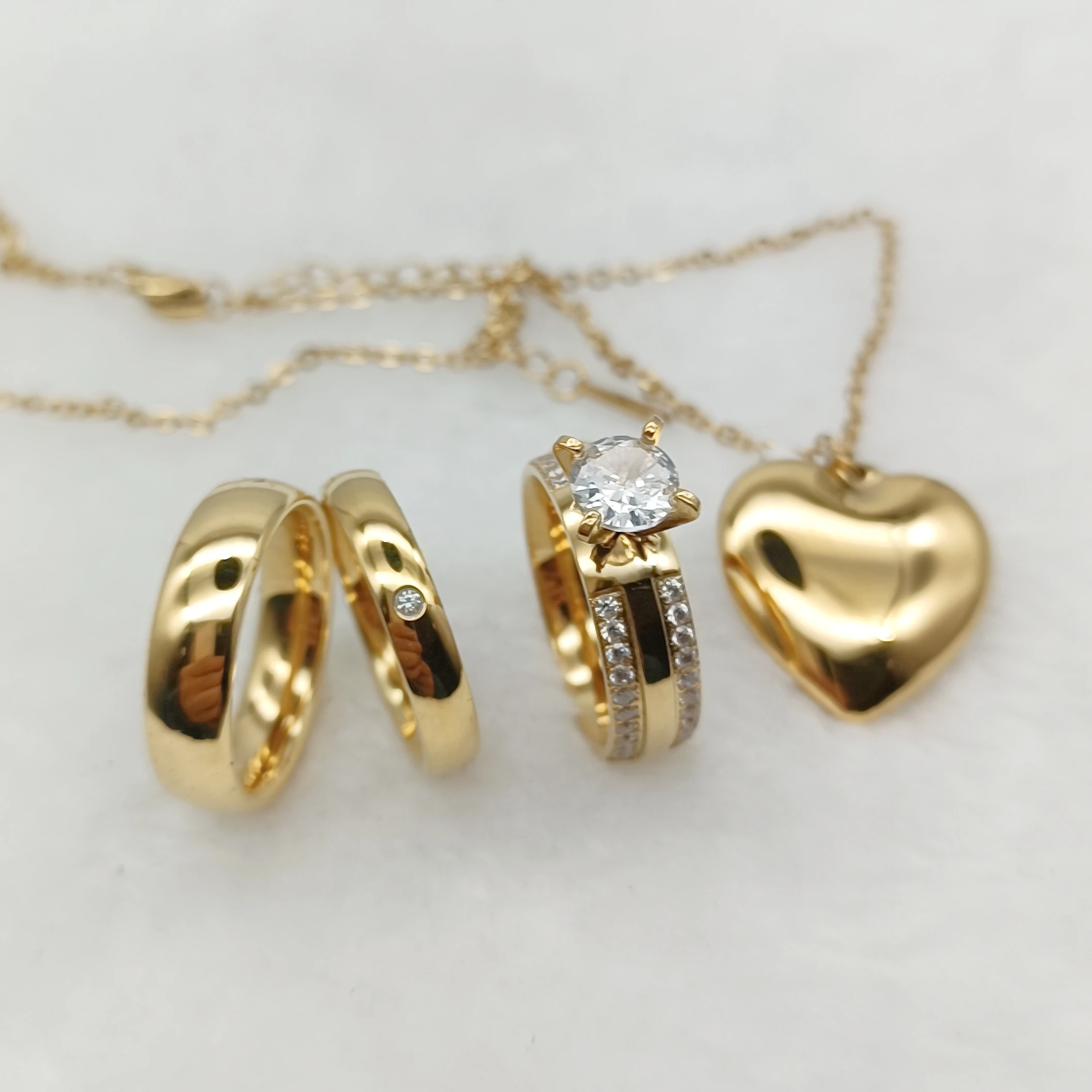 Кольцо с фианитом и бриллиантами 22 к