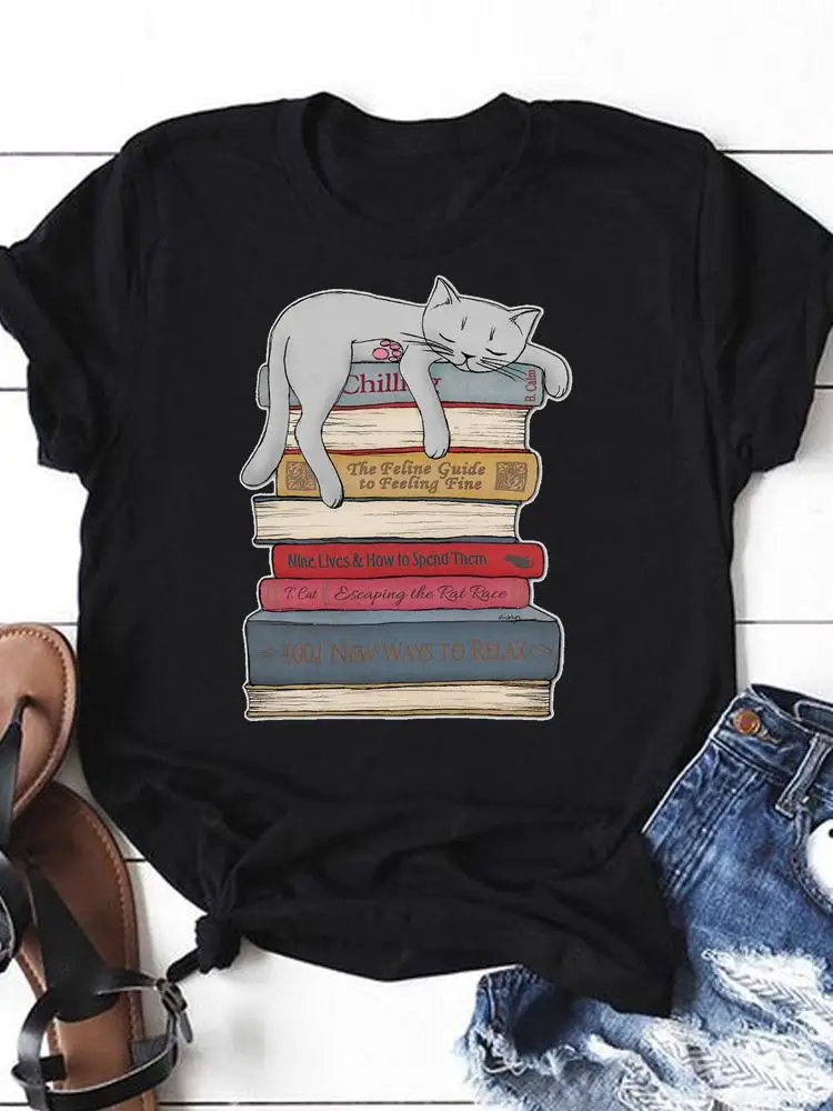 

Женская футболка с принтом «Книги» и надписью «Love»