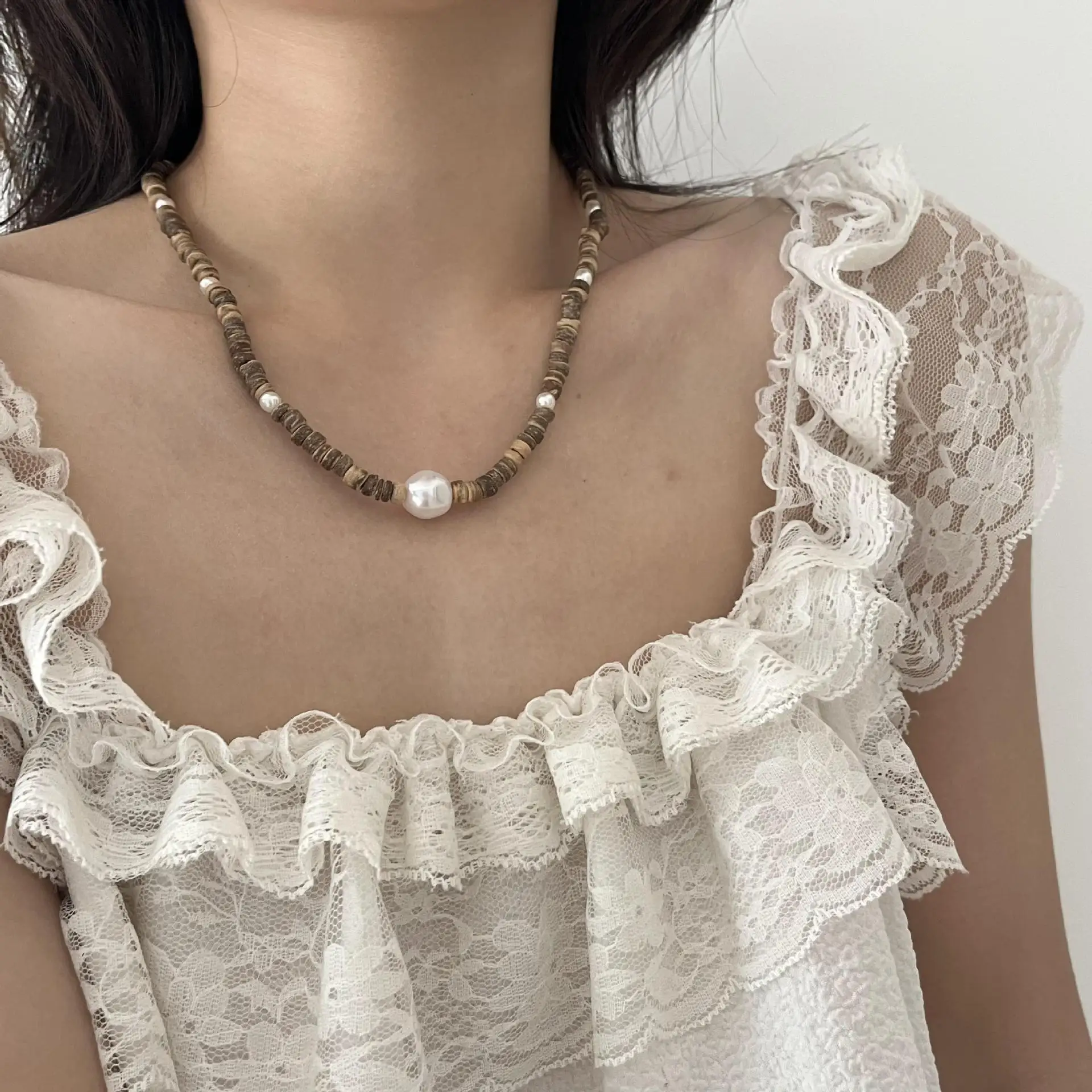 

Brown Stone Beaded Wooden Freshwater Pearl Necklace Female High-end Fashion French Retro Collarbone Item