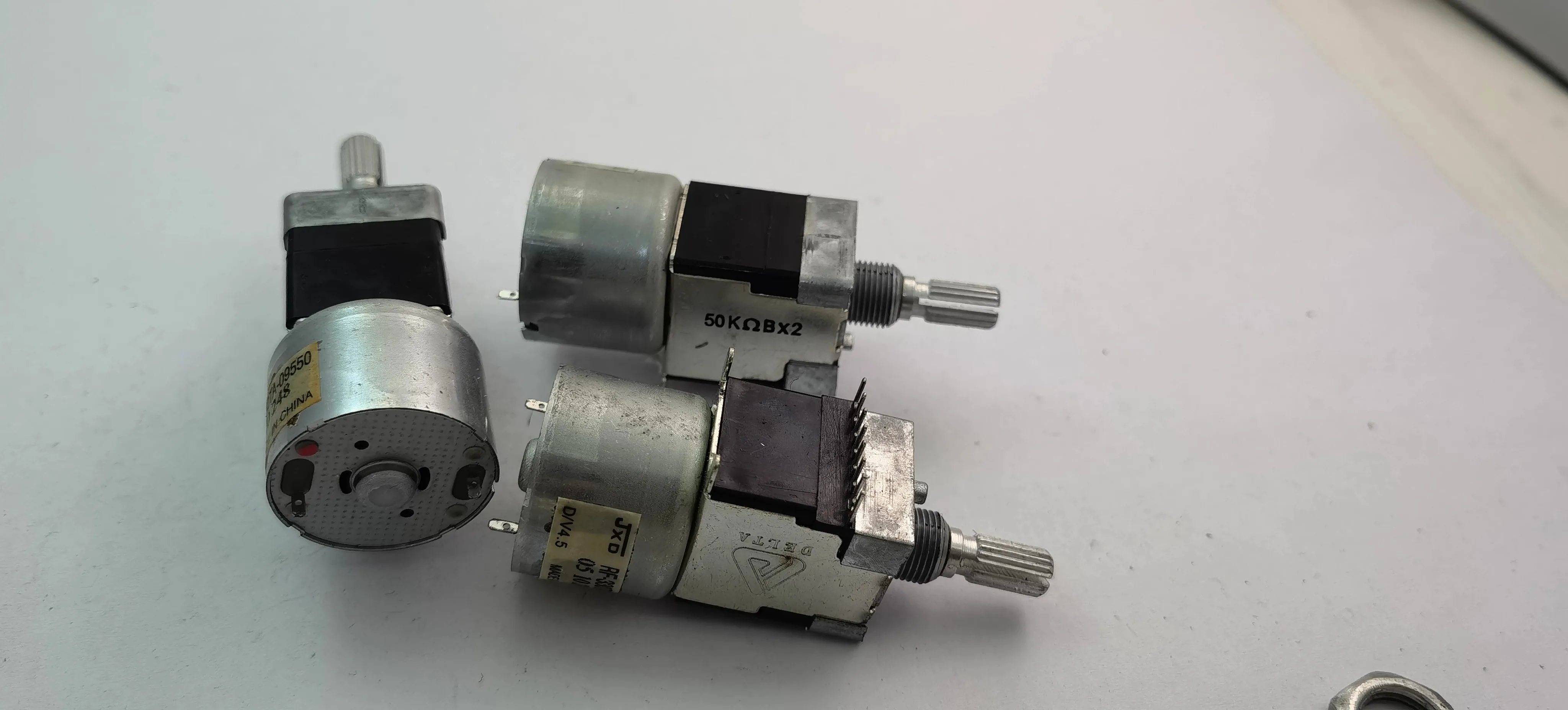 

DELTA1615 dual-belt motor potentiometer 50KBX2 handle with thread length of 20MM Flower-1