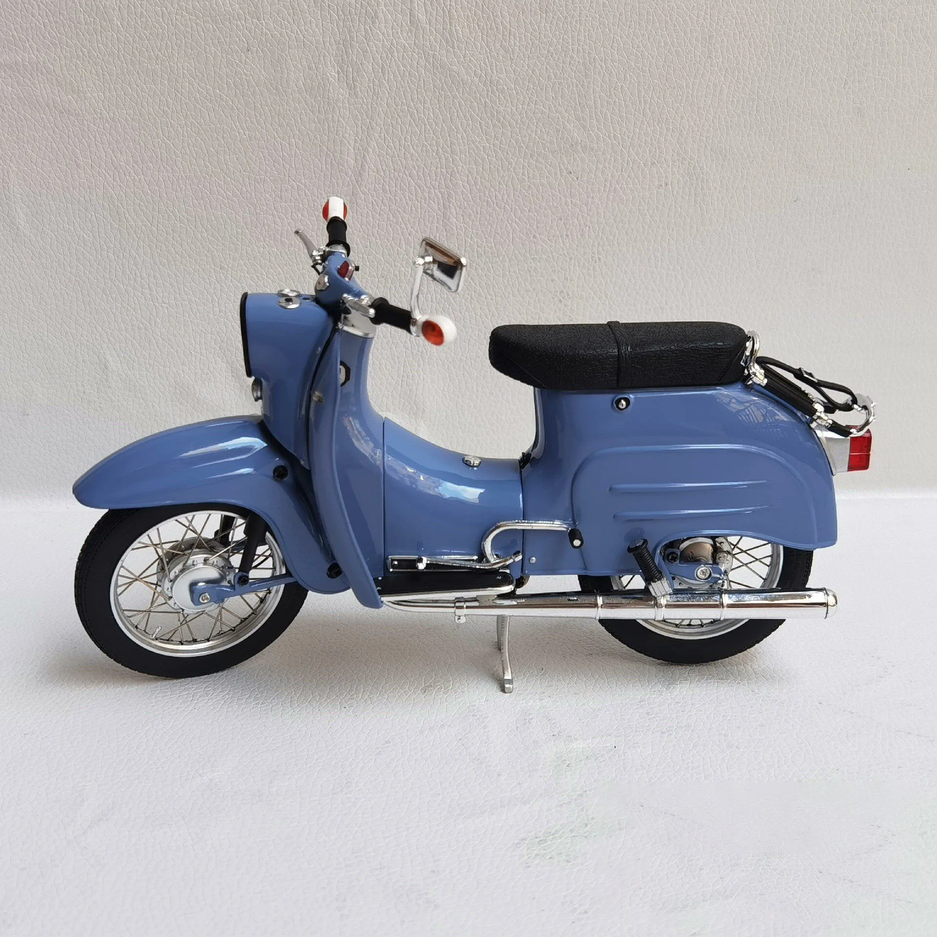 Фото Коллекционная модель мотоцикла Schuco Diecast 1/10 Simson KR51/1 Light Motorcycle 2a из сплава, в коробке №3