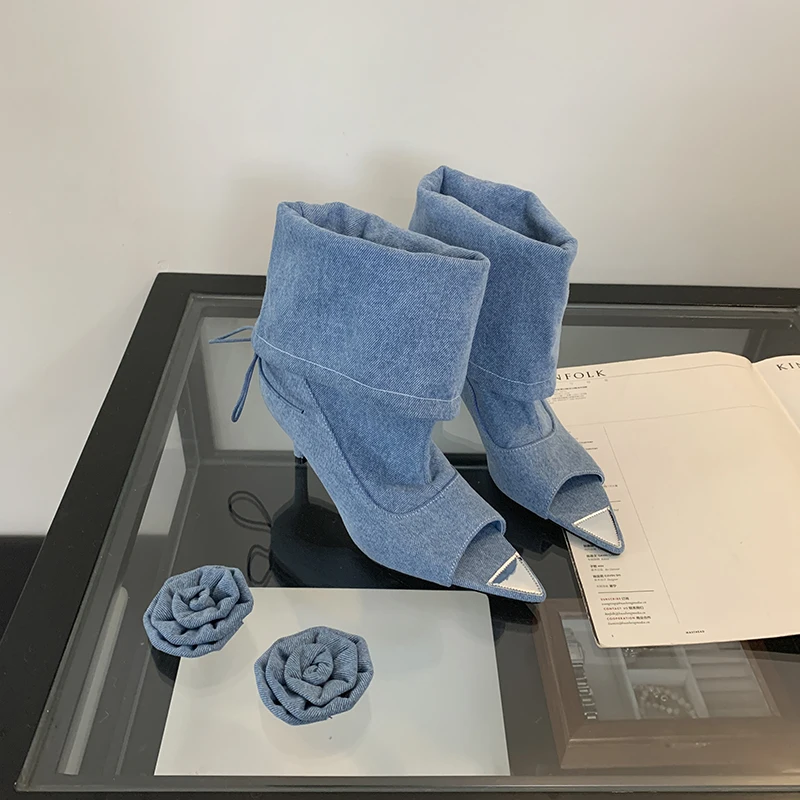 Женская обувь на низком каблуке осенняя черная с открытым носком и цветочным