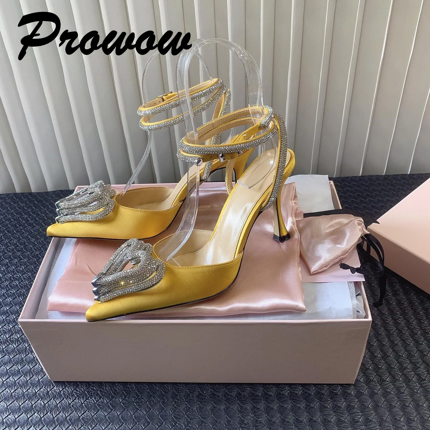 

Женские атласные туфли-лодочки с ремешком на щиколотке