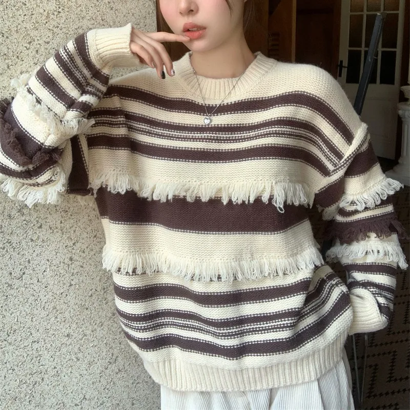 

Полосатый свитер можно носить осенью и зимой, а новая Корейская простая контрастная блузка-свитер с бахромой.