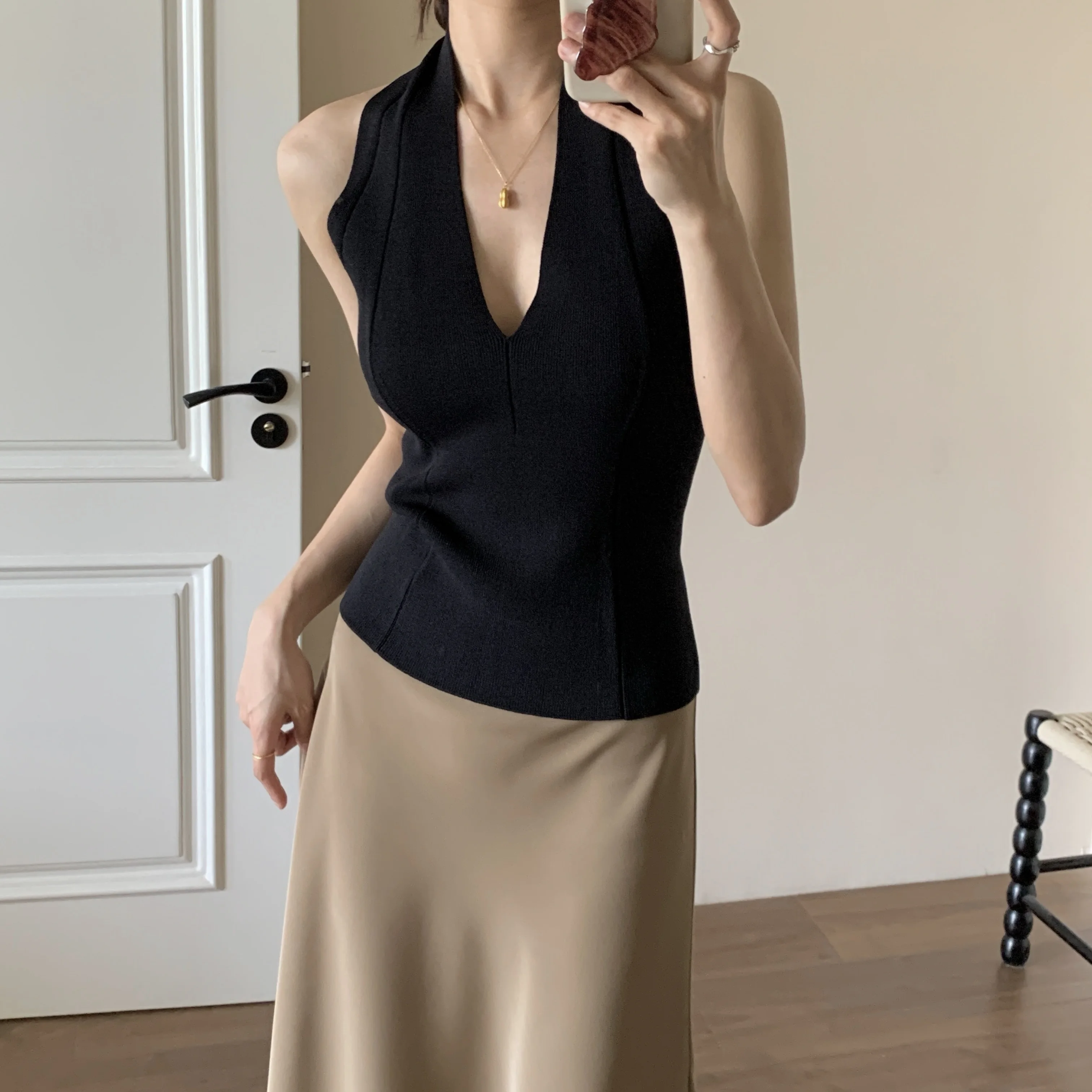Re Pure Yuan 2024 Summer New Hanging Neck Backless Deep V Sexy Elegant Black Top Knitted Qu Zhu Stretch