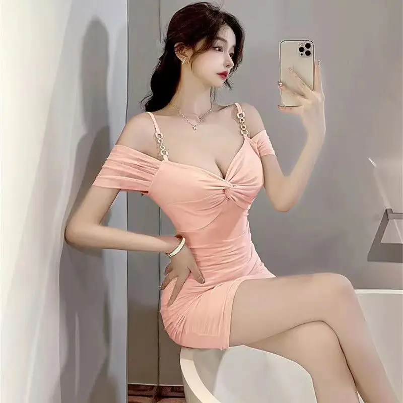 

Новая Сексуальная женская короткая юбка на бретелях с цепочкой и глубоким V-образным вырезом