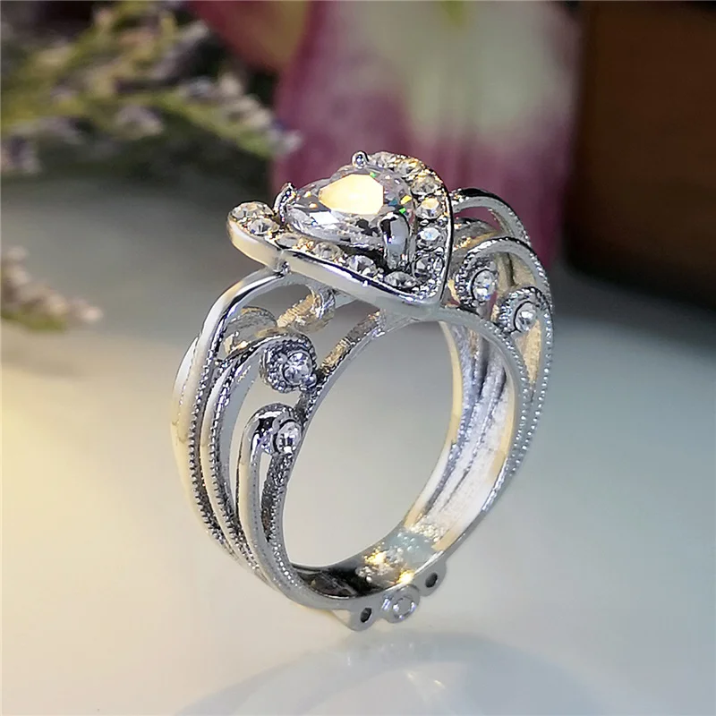 

2023 Fashion Creative Hollow Heart Crystal Zircon Ring for Ladies High End Luxury Engagement Wedding Ring Party Jewelry Gift