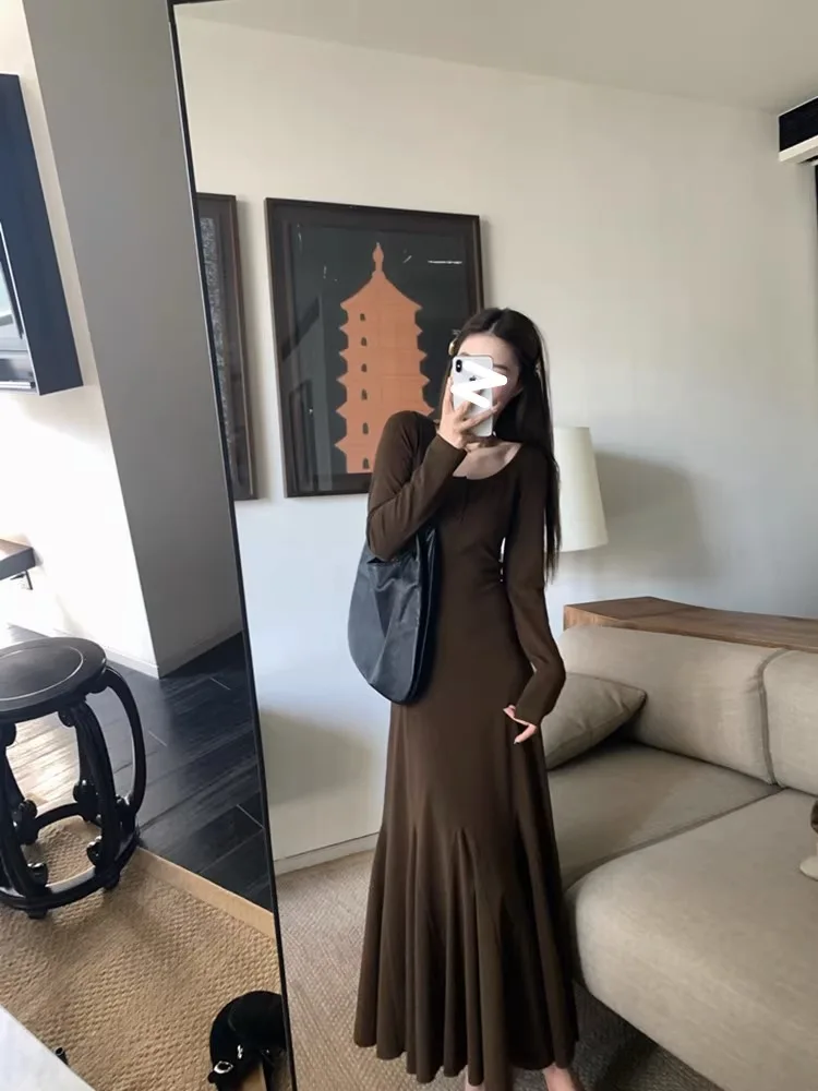 Трикотажное платье с французским вырезом и U-образным воротником. Женское