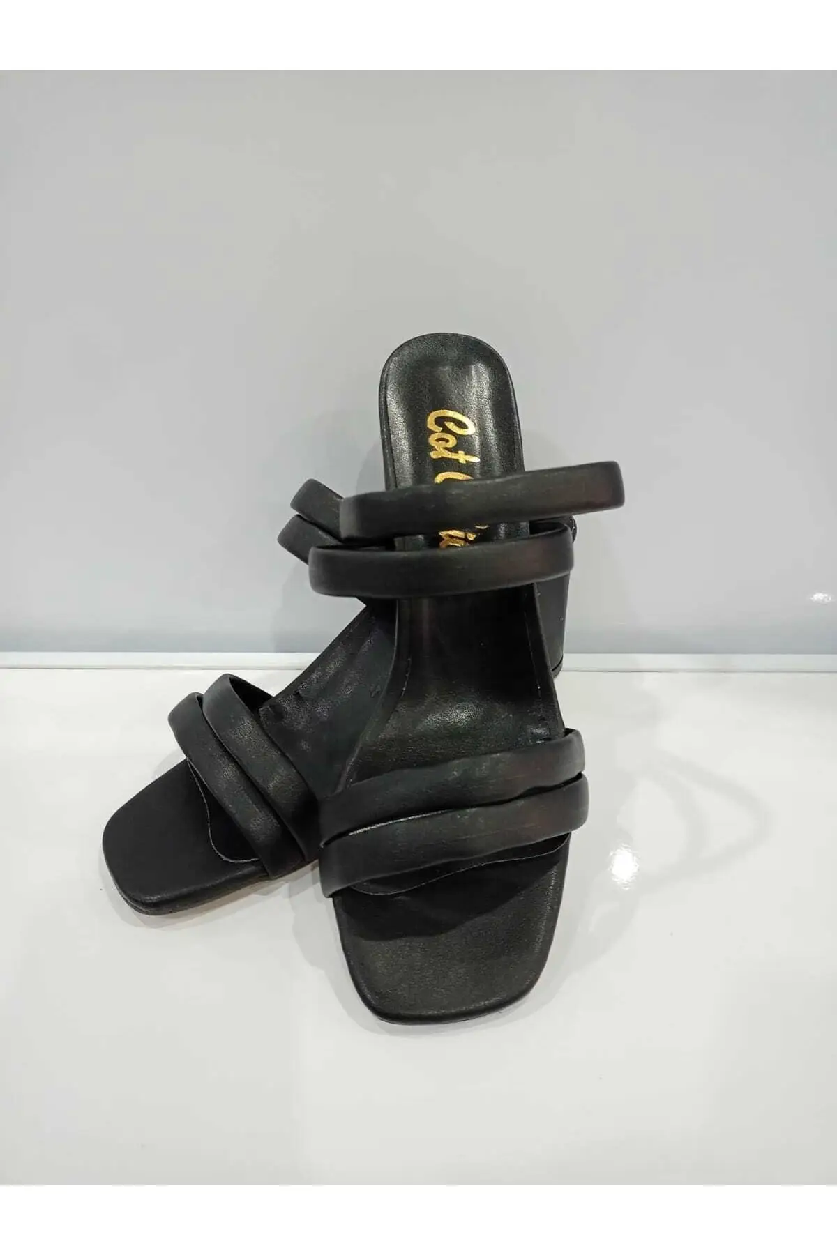 

Черные тапочки на каблуке