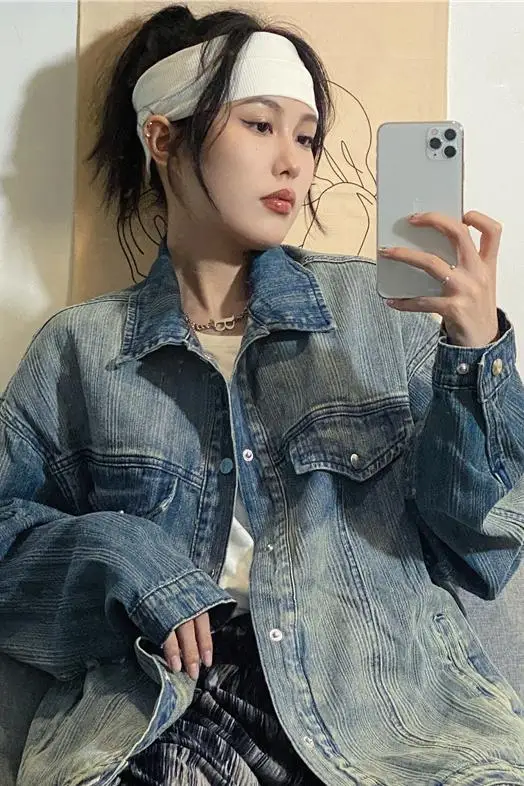 Женская джинсовая рубашка с отложным воротником в полоску