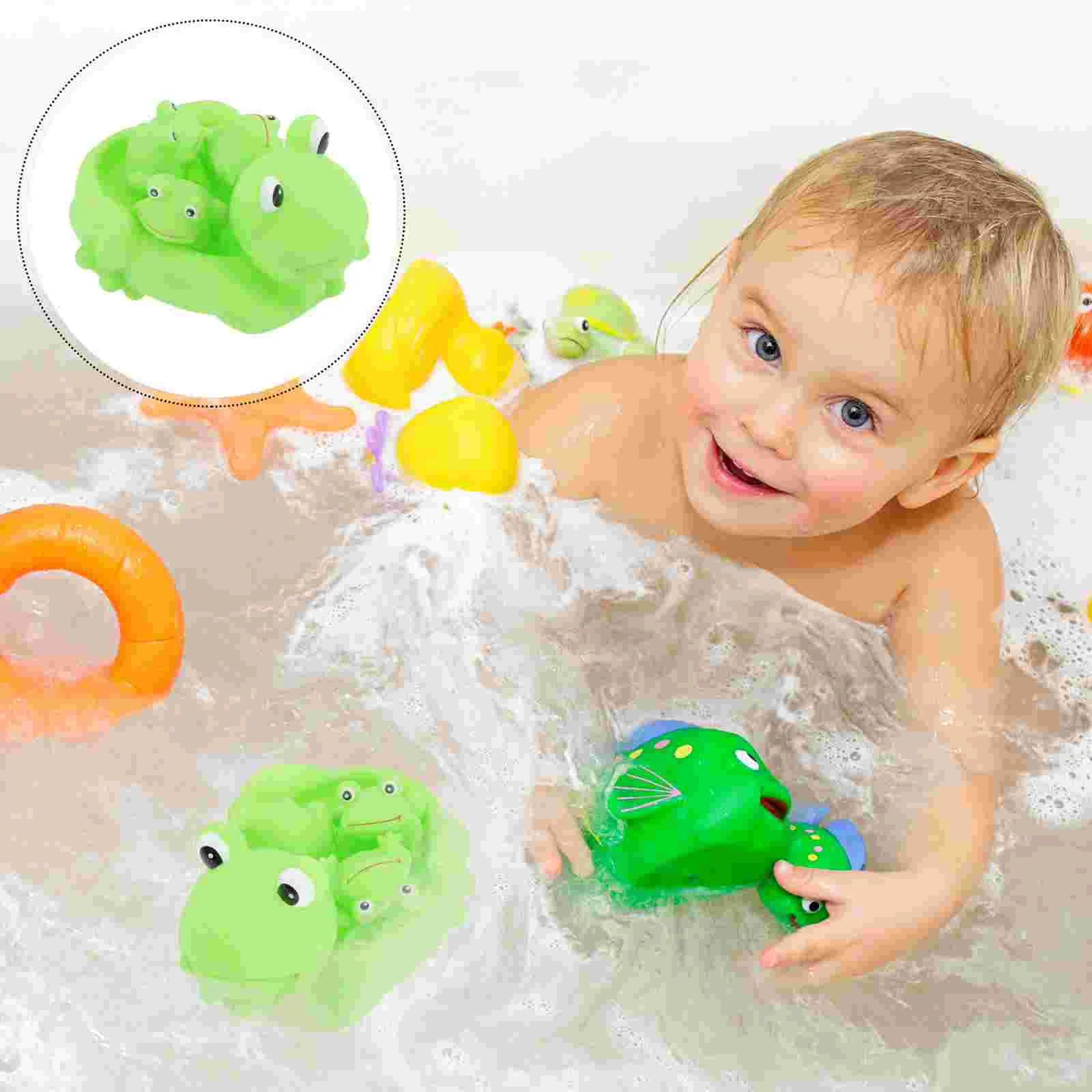 Малыш купается. Детей которые купаются. Малыш в ванной. Купаемся на речке. Купаеча.