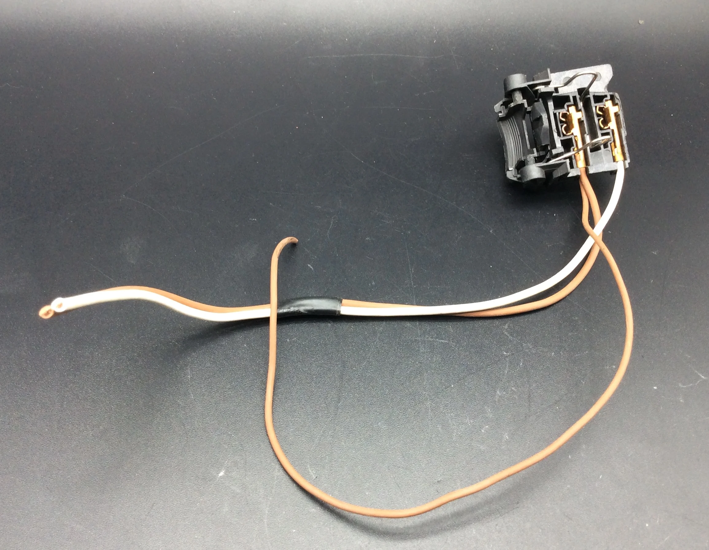 

1PC for Ford Mondeo edge escort Focus low beam H7 high beam H1 headlight bulb lamp socket plug