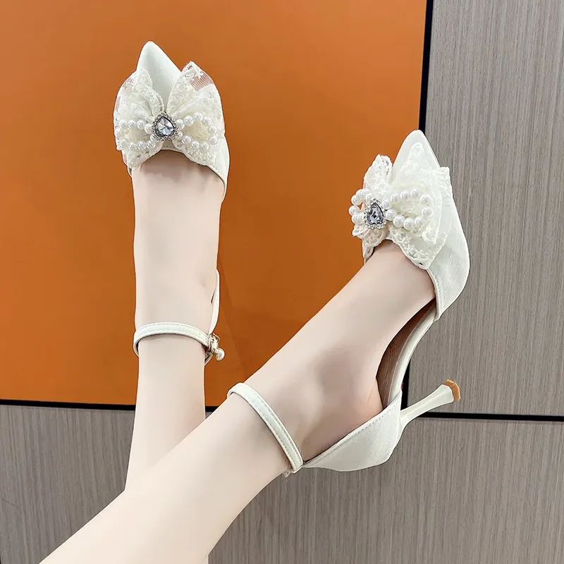 Женские туфли на шпильке с ремешком щиколотке