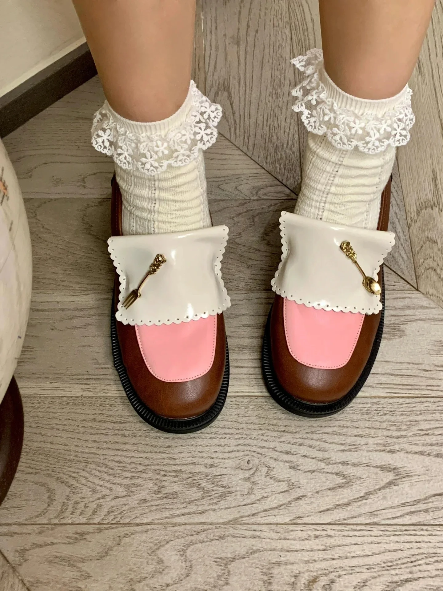 Розовые милые нежные маленькие кожаные туфли женские винтажные лоферы из