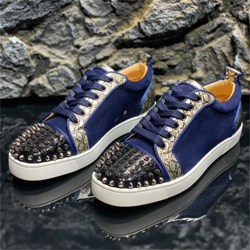 

Кроссовки из натуральной кожи для мужчин и женщин, роскошные дизайнерские туфли с красным низом и заклепками, свадебные туфли на плоской по...