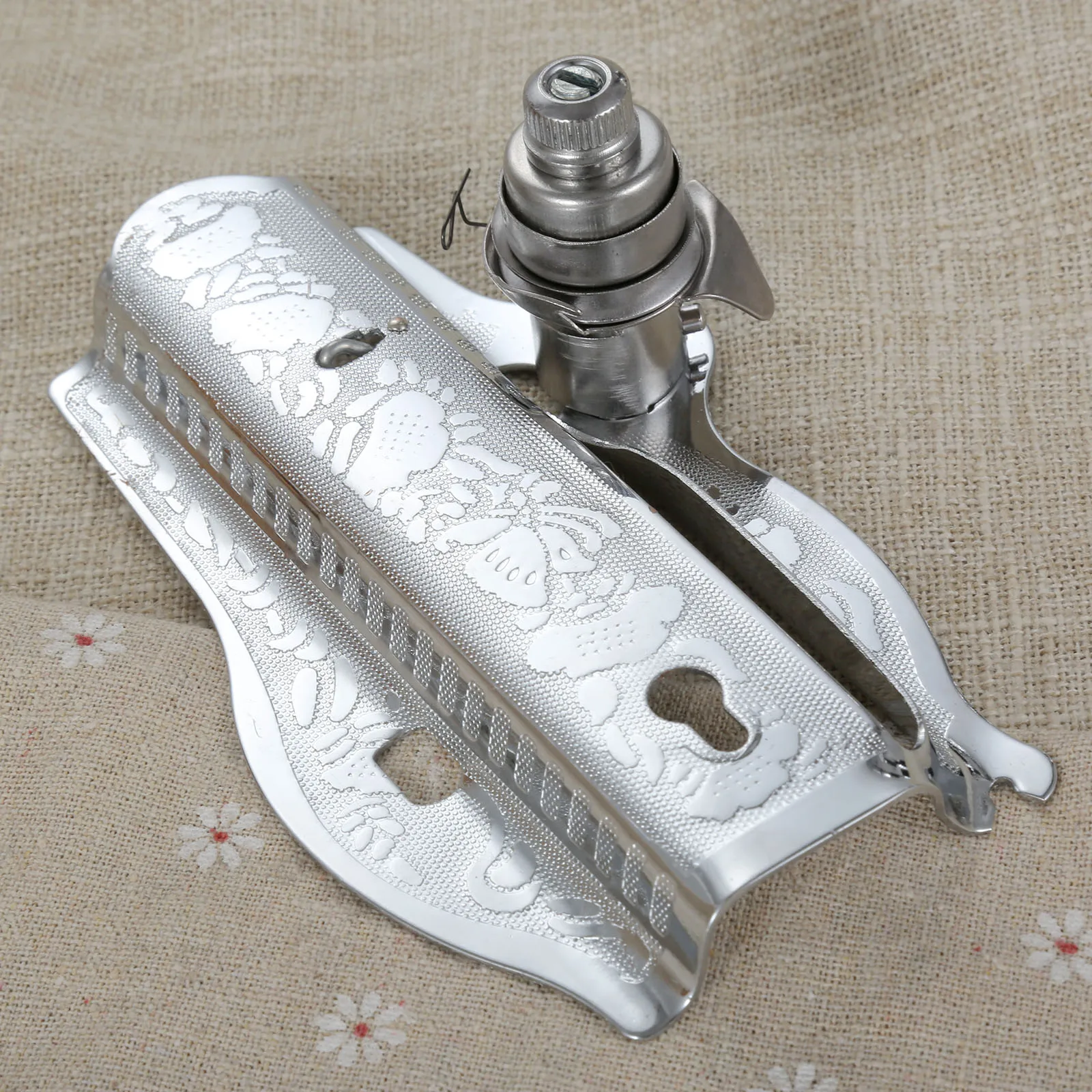 Лицевая сторона металлической швейной машины с фиксатором для ниток детали