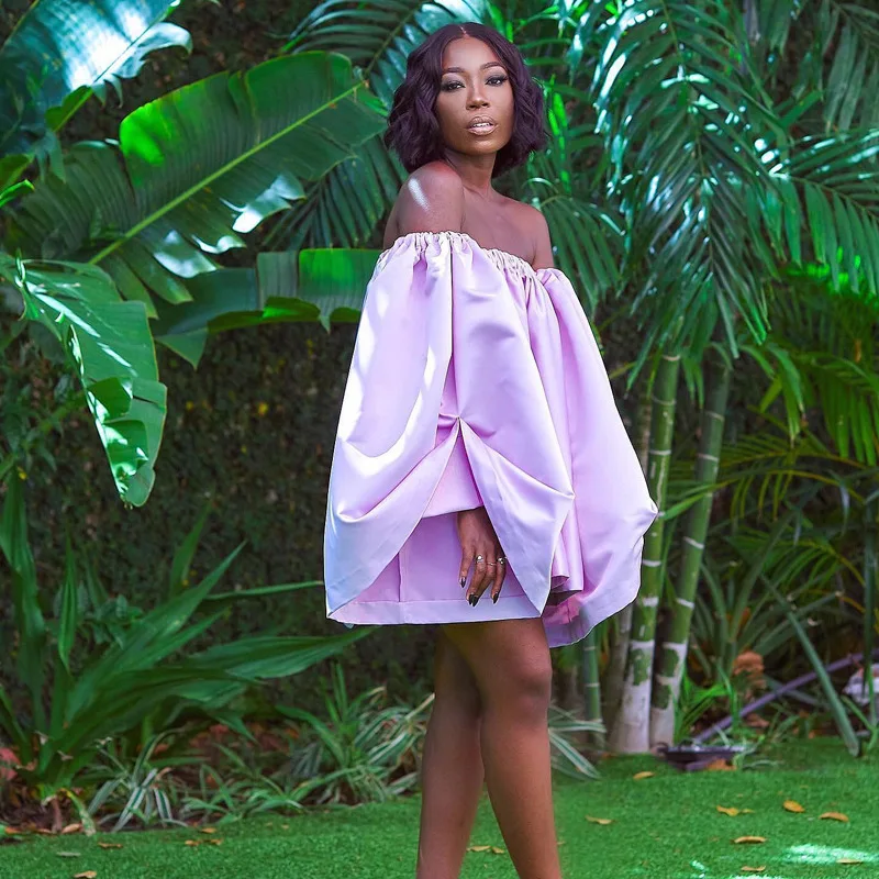 

Женское атласное платье с открытыми плечами и длинным рукавом