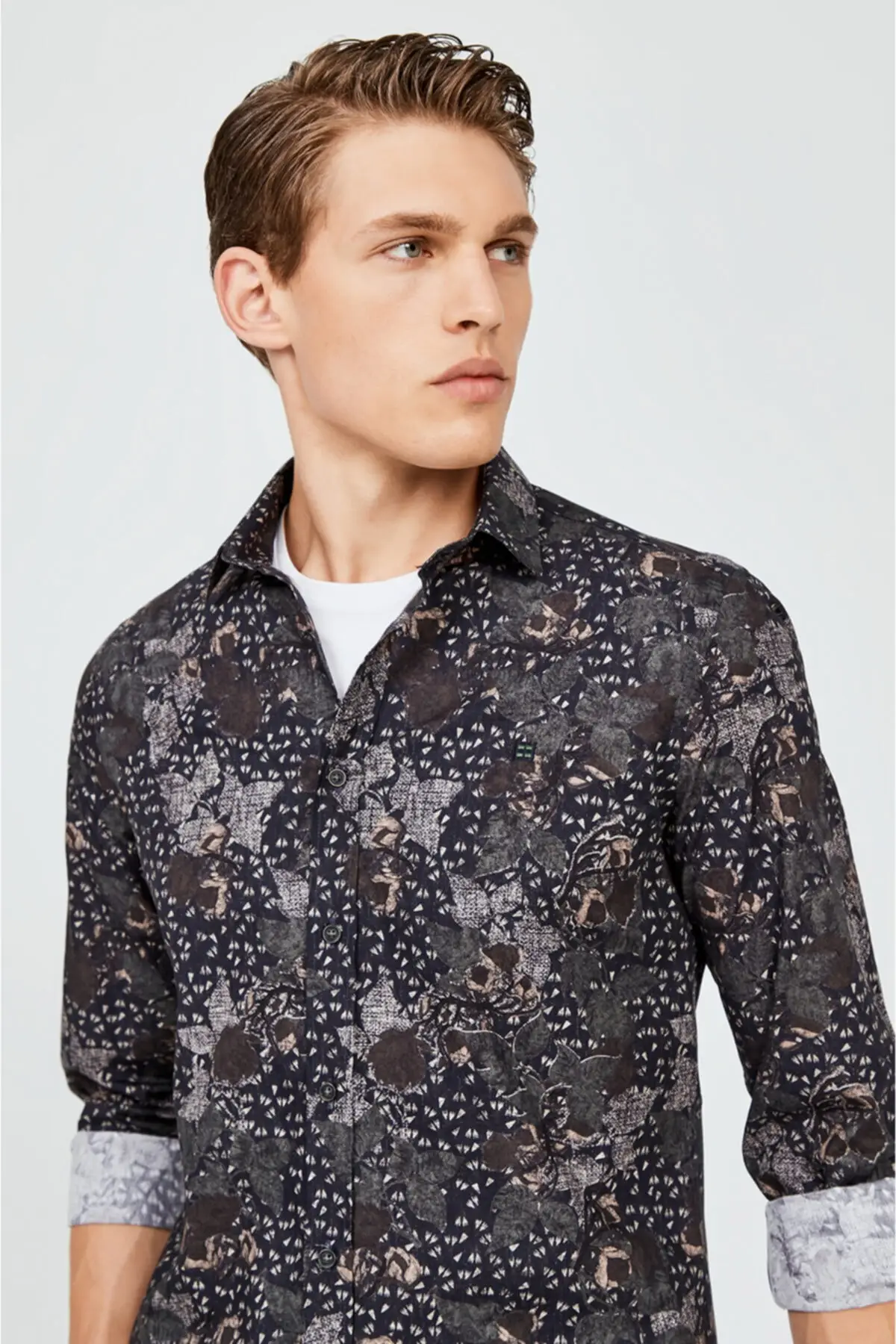 

Мужская классическая приталенная рубашка цвета хаки с принтом