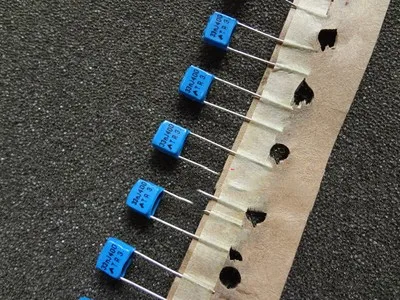 Прецизионный конденсатор 0.033UF400V 33NJ400V 333/400V расстояние ступни 5 мм