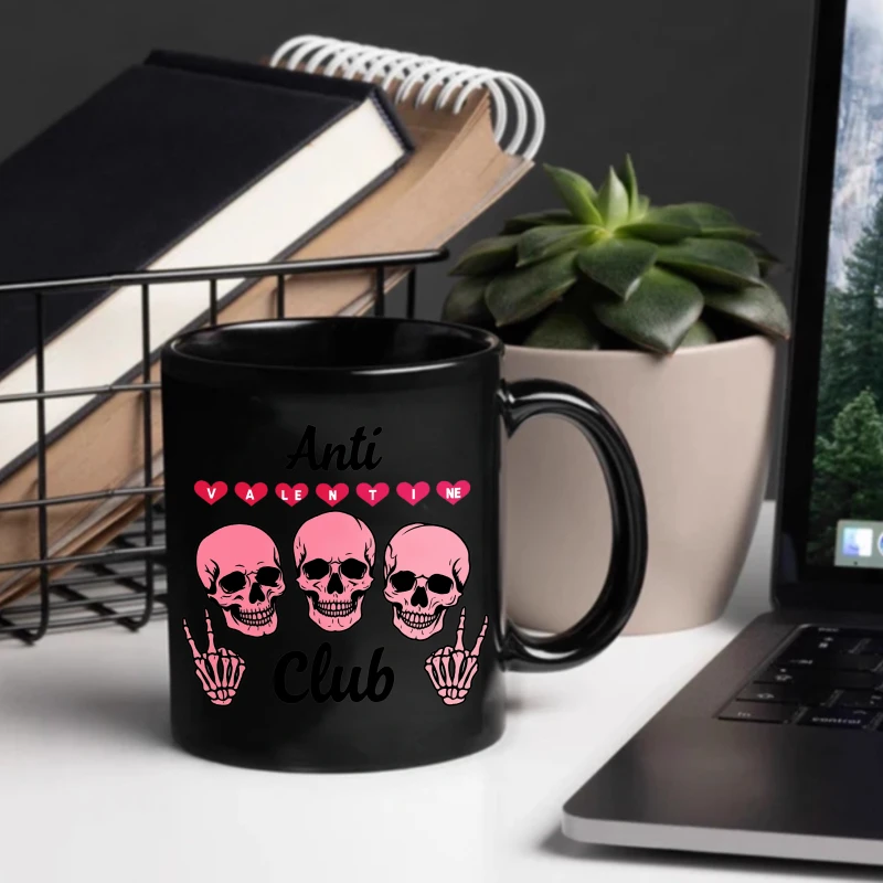 Фото Черная кружка Anti-Valentine's Club с розовым черепом и сердечком, подходит в качестве подарка на День святого Валентина. №2