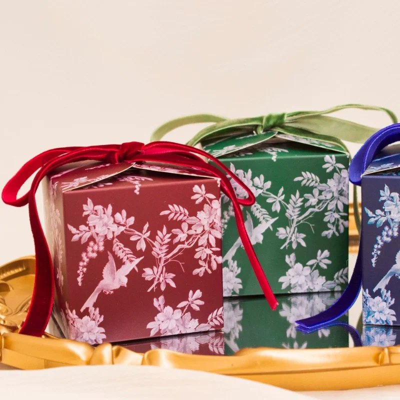 

European Style Wedding Candy Box Exquisite Flower Bird Pattern Return Gift Box 4 Color Pearl Pendants With Ribbons