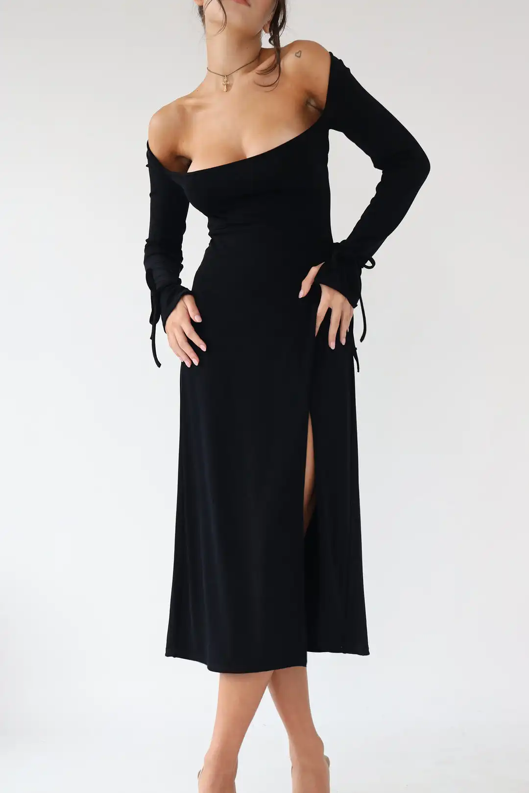 

Женское однотонное платье с длинным рукавом и квадратным вырезом