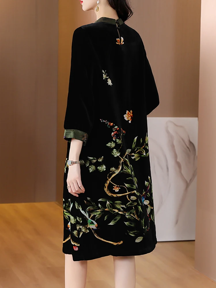 Женское черное бархатное платье средней длины с цветочным принтом и свободной