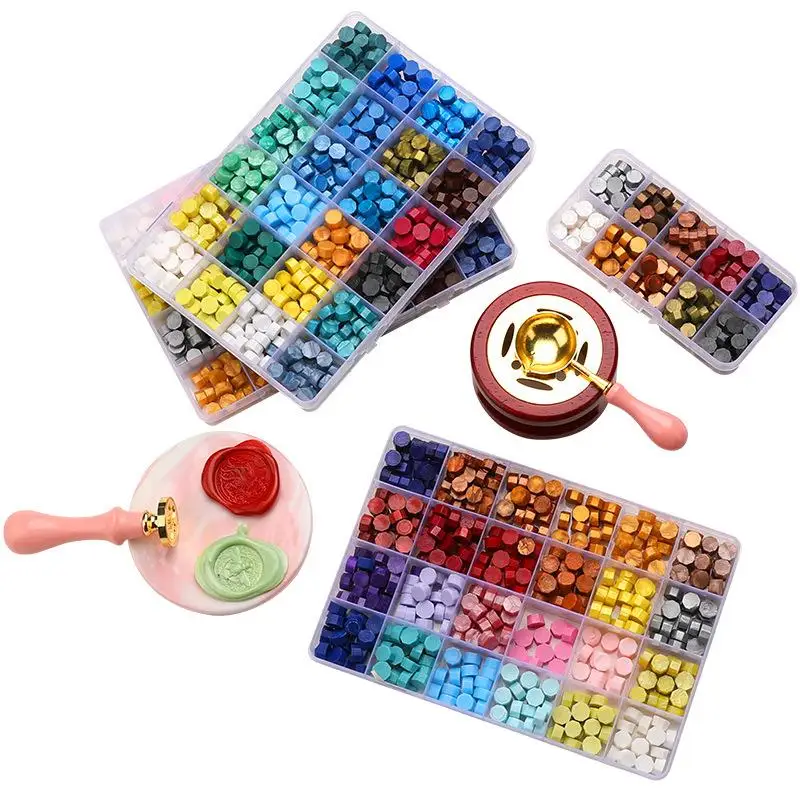 Комплект штампов для лакировки с покрытием из воска для рукоделия, включающий коробку с материалами для создания свадебного приглашения и декоративных инструментов для печати.