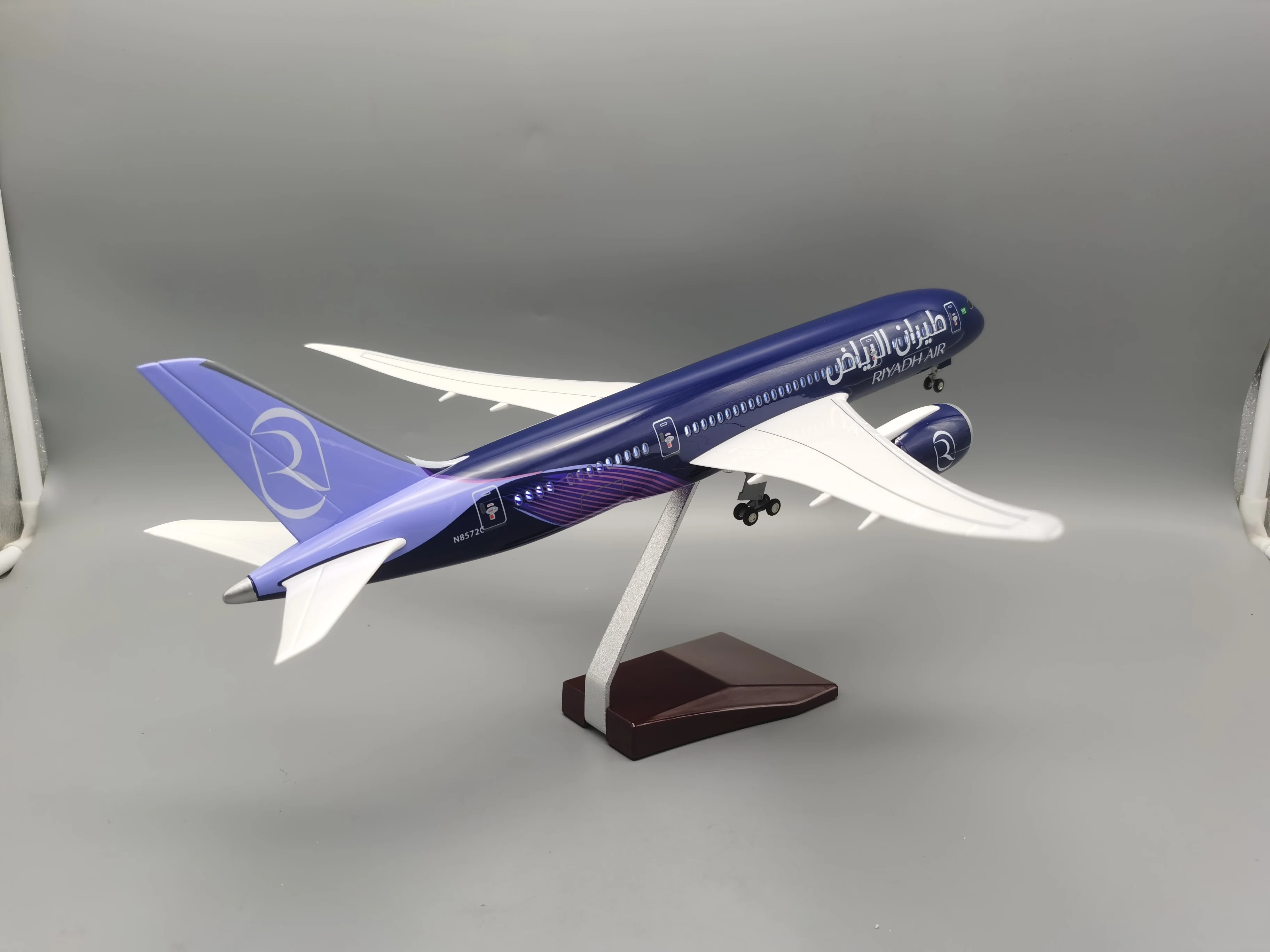 Модель самолета 43 см B787 Riyadh Airline из смолы с подсветкой и светодиодной для