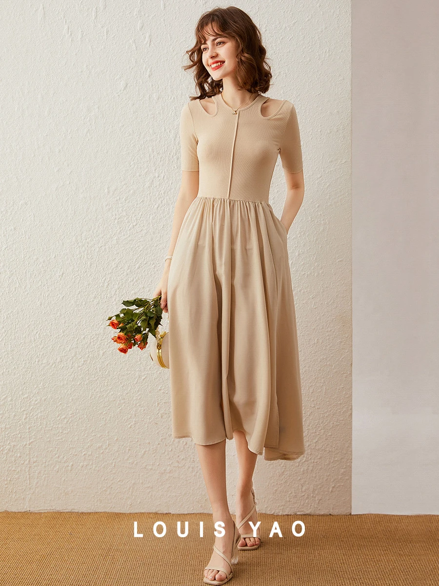 Женское платье с открытыми плечами и высокой талией