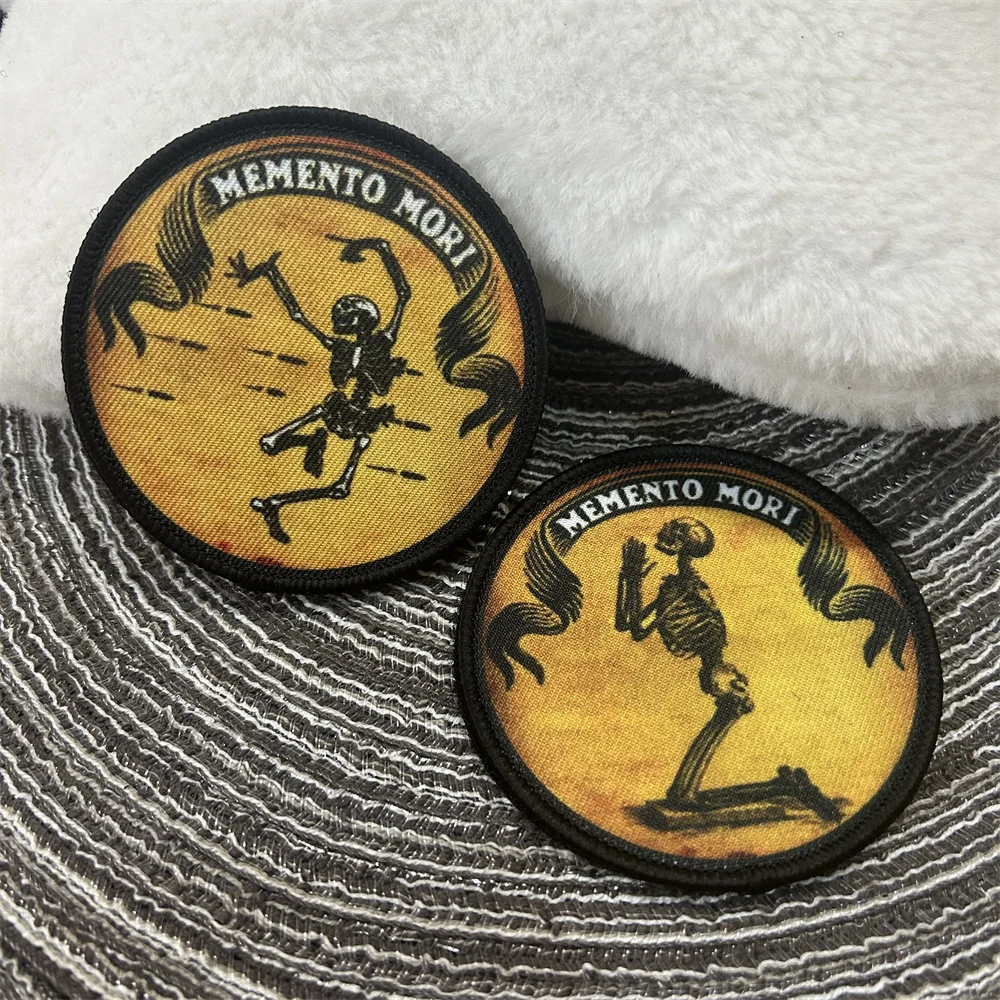 Тактическая нашивка Memento Mori с изображением черепа смерти на открытом воздухе
