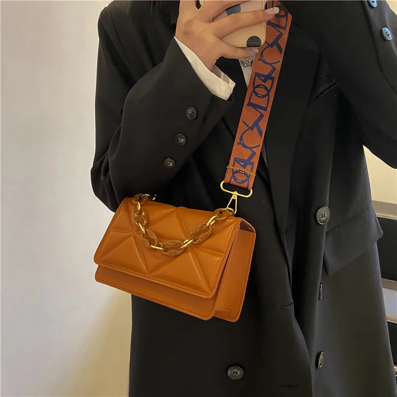 

Сумка на плечо с цепочкой, маленькая квадратная сумочка с клапаном и широким ремешком, модная повседневная портативная простая однотонная кросс-боди сумка с тиснением