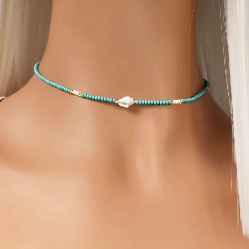 Ожерелье из белого стекла с бусинами