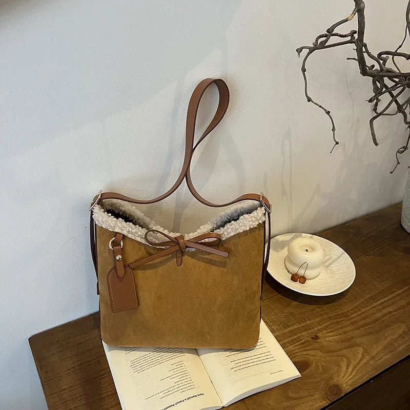 2024 высококачественная замшевая зимняя сумка-тоут с пряжкой и бантом однотонная