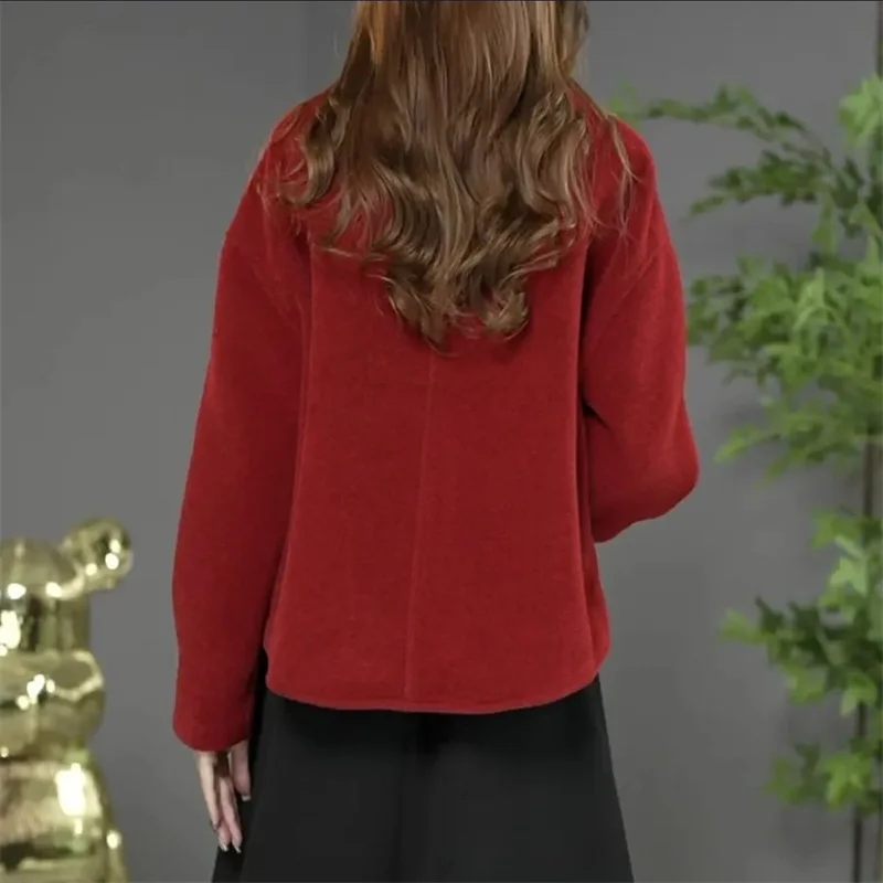 Женская утепленная короткая куртка корейская модная теплая бархатная с