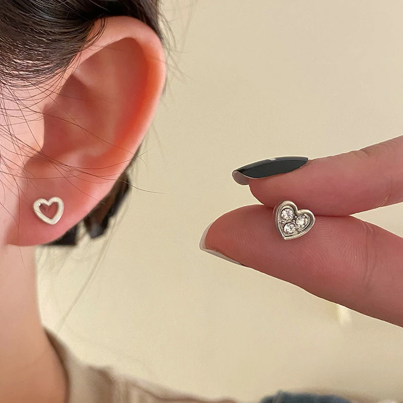 

2023 New Small and Cute Mini Love Earrings for Women， Asymmetric Personalized Design Feeling Peach Heart Earrings