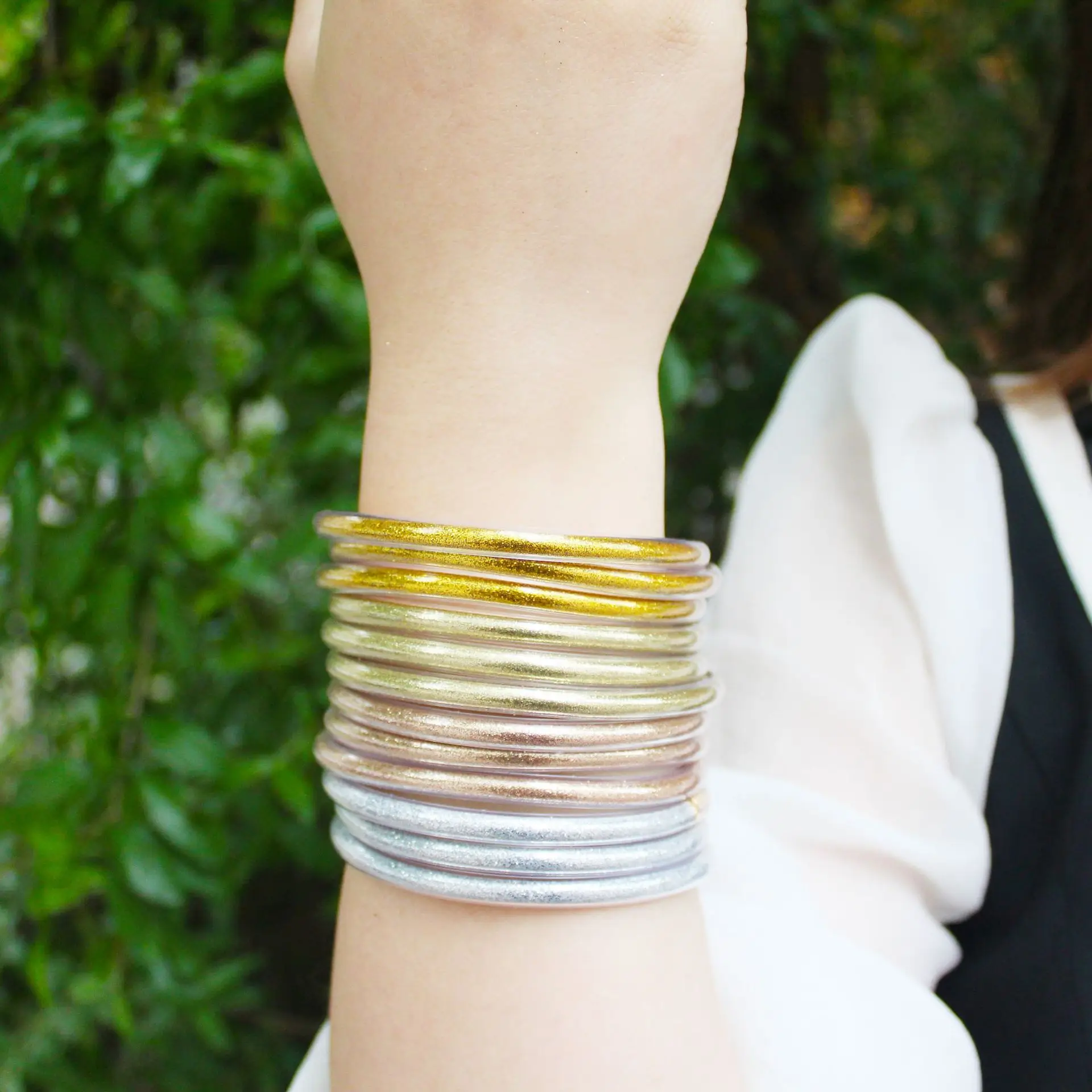 

Женский блестящий браслет с золотистой пудрой и бантом