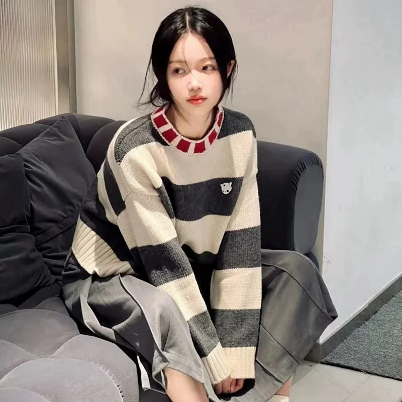 

Полосатый трикотажный женский новый дизайн для осени/зимы 2023 чувствует контраст ленивого вышитый пуловер свитер тренд