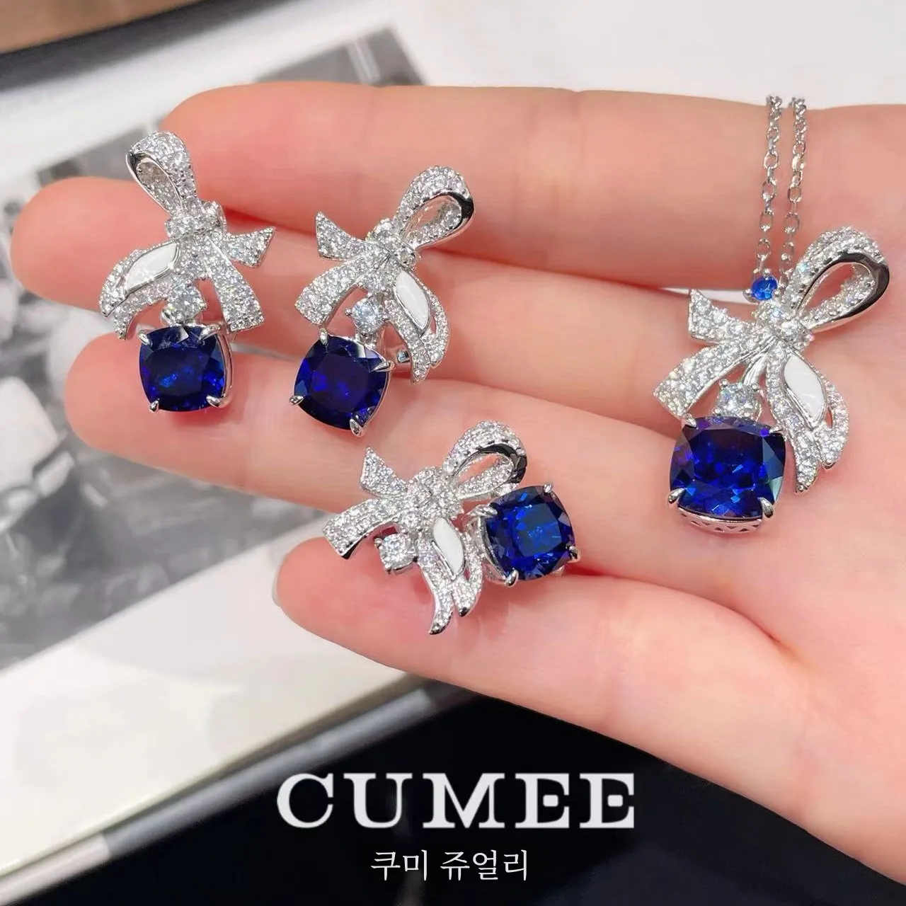 Новый универсальный комплект с синтетическим сапфиром и бантом. Посеребренный