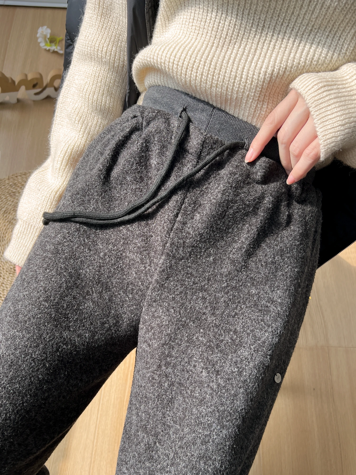 Темно-серые широкие брюки из ацетатного флиса больших размеров женские осенние и