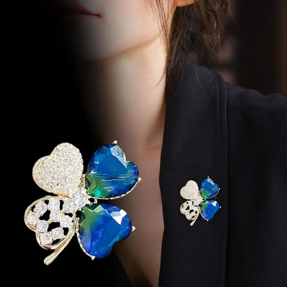 Брошь на удачу с клевером