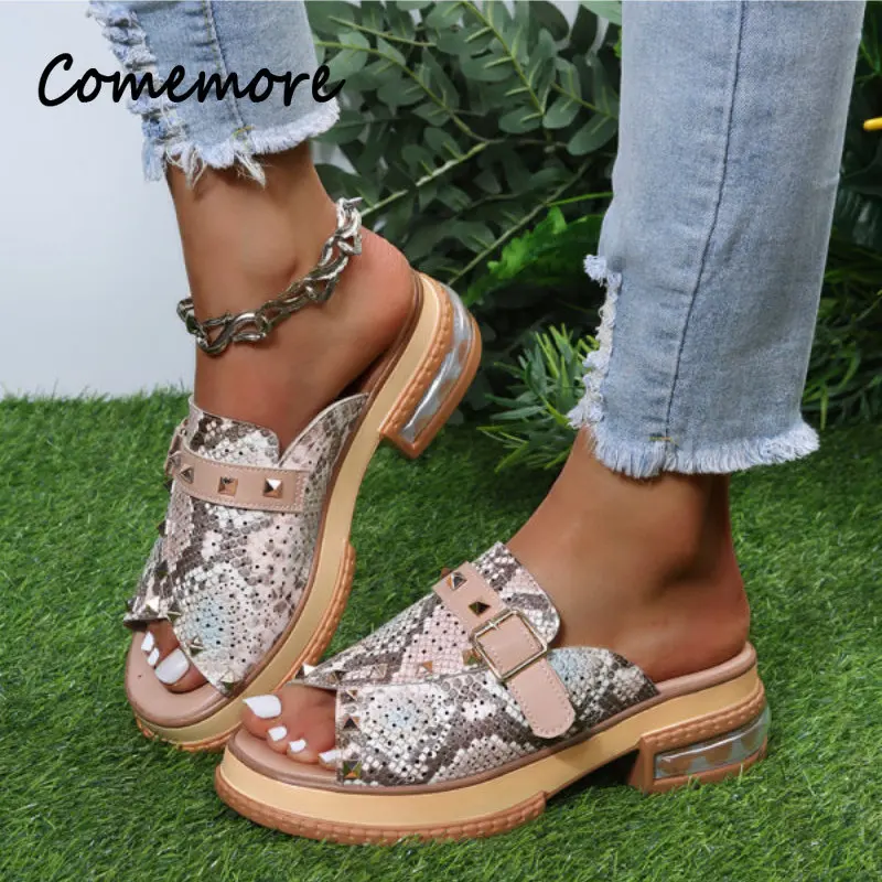 

Женские босоножки на низком каблуке, с открытым носком и заклепками